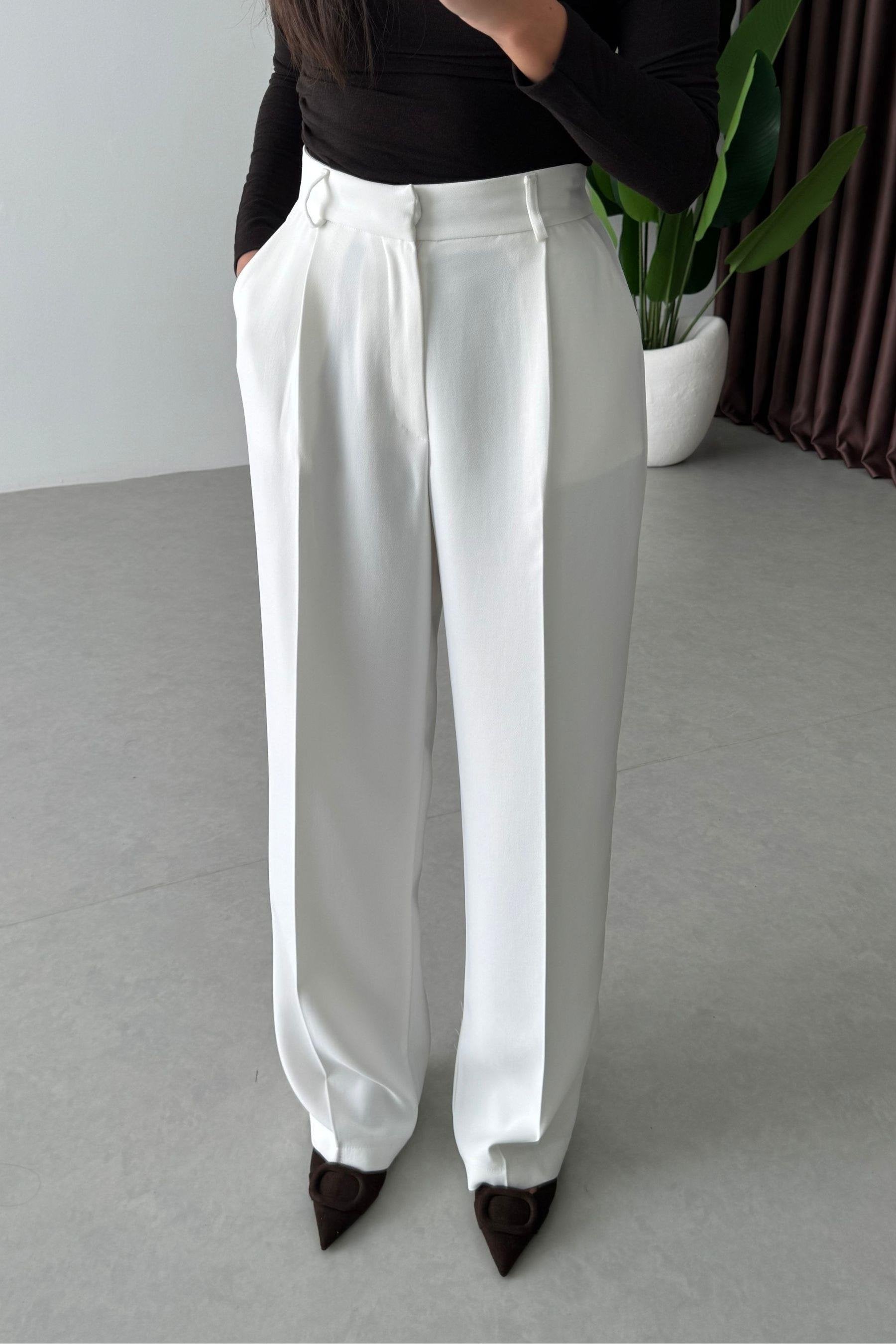 pantalon blanc, pantalon large, pantalon fluide, pantalon taille haute, mode femme, vêtement femme, style élégant, tendance, tenue été, chic, décontracté, polyvalent.
