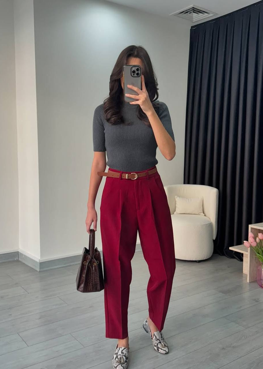pantalon femme, pantalon bordeaux, pantalon carrot fit, pantalon taille haute, mode femme, vêtement femme, pantalon chic, pantalon élégant, Stockholm.ma, tenue élégante femme, couleur bordeaux, style audacieux, pantalon tendance, pantalon automne, pantalon hiver, coupe moderne.