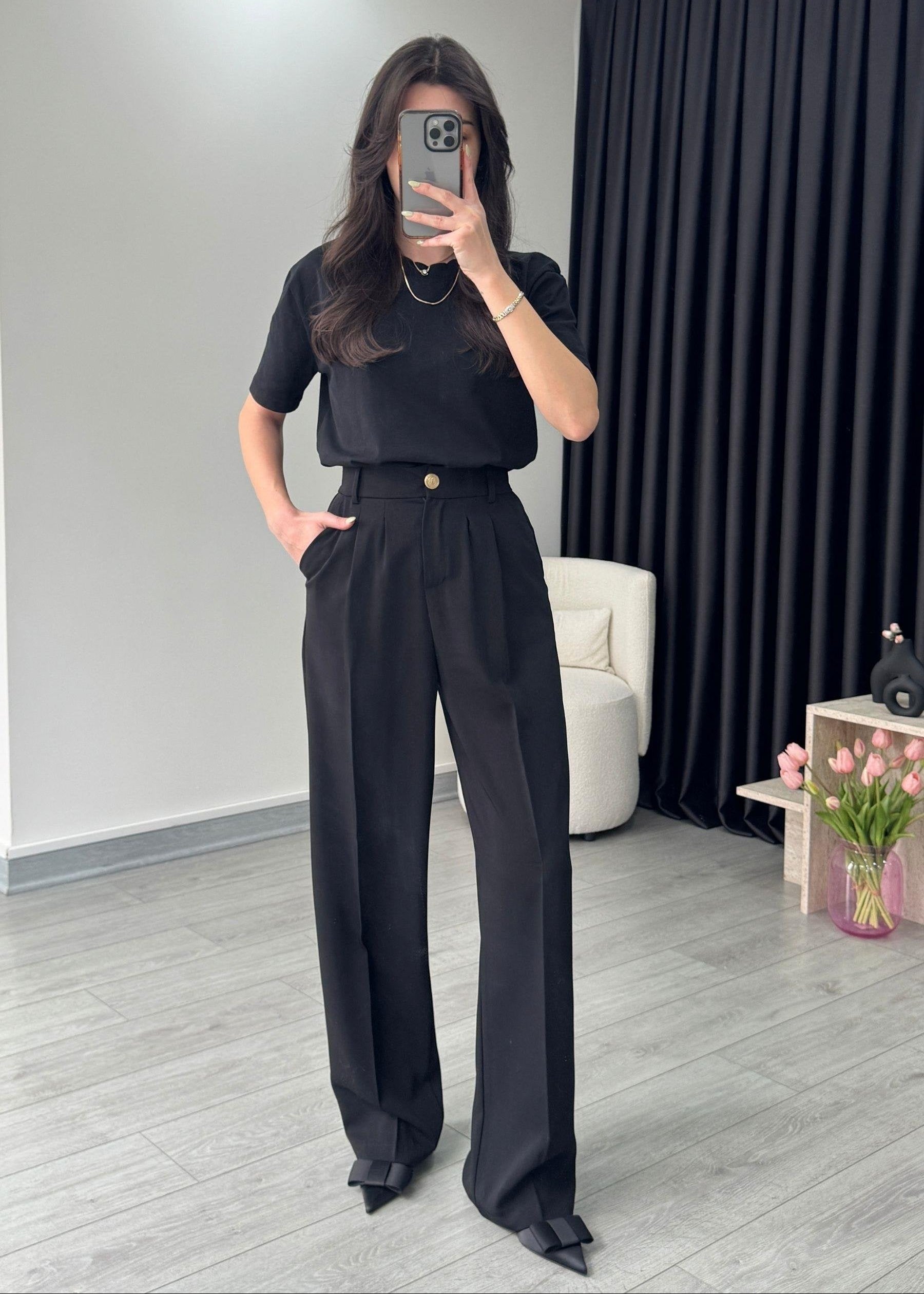 Pantalon femme noir
Pantalon taille haute
Pantalon ample
Pantalon fluide femme
Pantalon palazzo
Pantalon business femme
Tenue élégante femme
Mode féminine
Vêtements femme chic
Pantalon confort
Style professionnel
Pantalon noir polyvalent
Garde-robe capsule
Look intemporel
Tendance mode femme