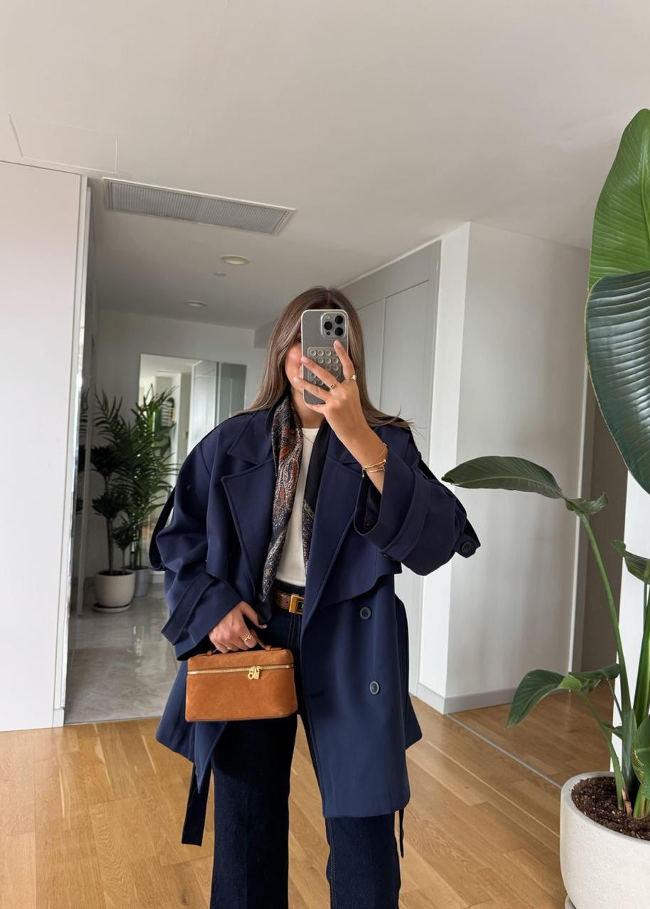 Trench court femme bleu marine
Trench bleu marine élégant
Manteau mi-saison femme
Trench ceinturé bleu
Veste chic femme
Mode féminine sophistiquée
Outerwear bleu marine
Style automne-printemps
Trench tendance
Vêtements femme polyvalents
Manteau léger femme
Collection trench bleu
Trench fashion
Garde-robe capsule
Look contemporain femme
Basique bleu marine