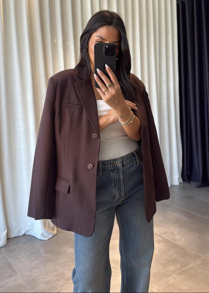 Blazer oversize femme marron
Veste blazer femme marron chocolat
Blazer décontracté chic marron
Blazer ample marron
Mode féminine tendance marron
Vêtement professionnel femme
Blazer pour tous les jours
Style casual chic femme
Blazer élégant marron
Nouvelle collection blazer
Garde-robe capsule
Veste mi-saison femme
Blazer fashion
Look moderne femme
Blazer confortable marron