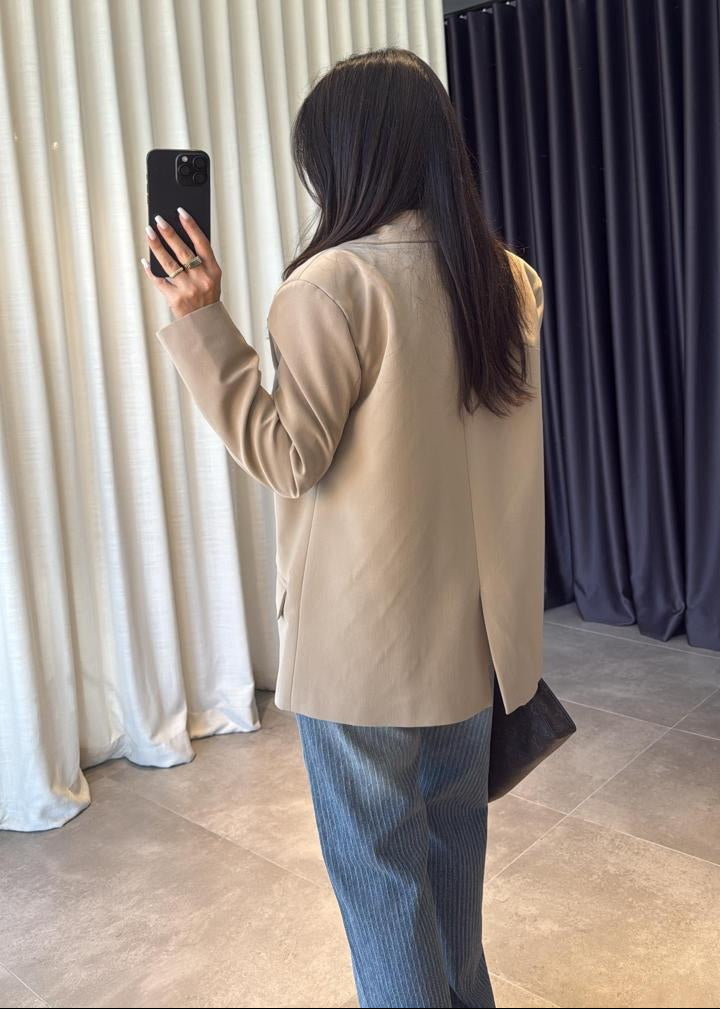 blazer femme, blazer oversize, veste beige femme, blazer tendance, mode femme, vêtement femme, chic décontracté, veste de bureau femme, Stockholm.ma, tenue professionnelle, style moderne, blazer long, veste printemps, veste automne, élégance féminine.