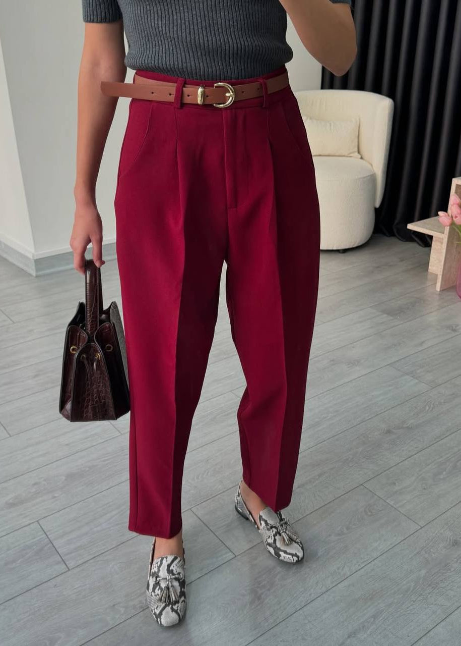 pantalon femme, pantalon bordeaux, pantalon carrot fit, pantalon taille haute, mode femme, vêtement femme, pantalon chic, pantalon élégant, Stockholm.ma, tenue élégante femme, couleur bordeaux, style audacieux, pantalon tendance, pantalon automne, pantalon hiver, coupe moderne.