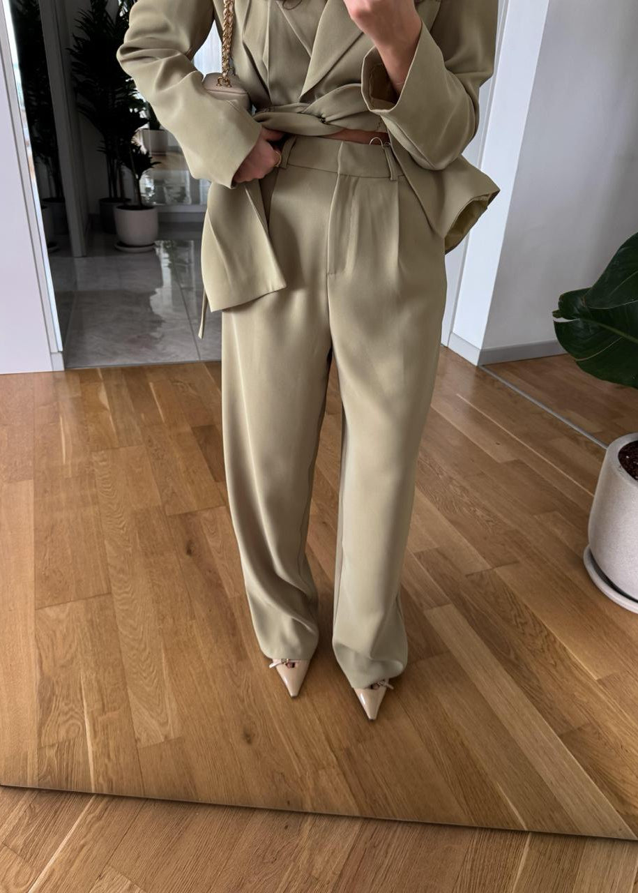 Ensemble Tailleur Beige doré – Blazer Cintrée Ceinturée & Pantalon Fluide Taille Haute