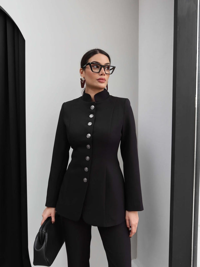 Ensemble Majesté Noire femme, tailleur veste cintrée col officier avec boutons bijoux argentés et pantalon droit