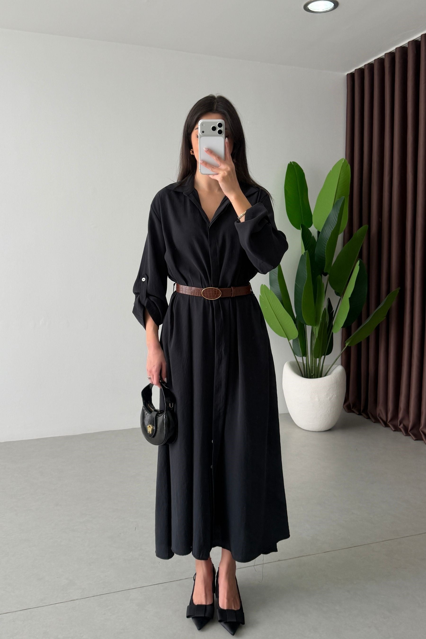 Robe Noir d’Ambre femme, coupe longue et aérienne, ceinture fine, design minimaliste