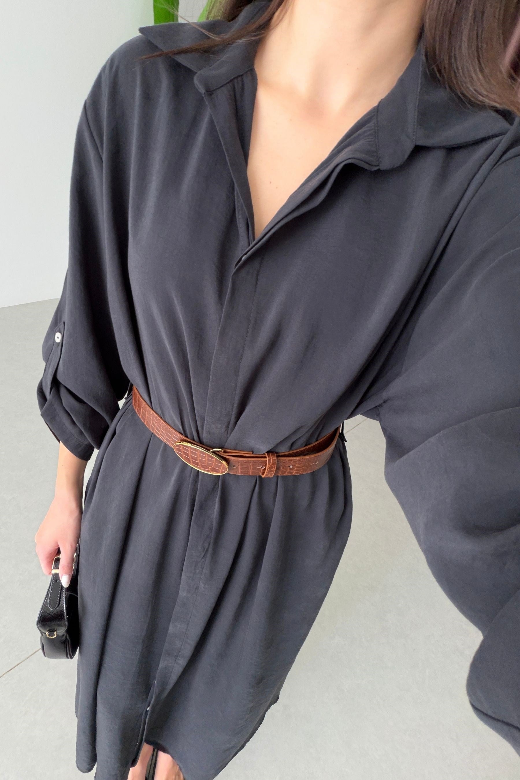 Robe Noir d’Ambre femme, coupe longue et aérienne, ceinture fine, design minimaliste