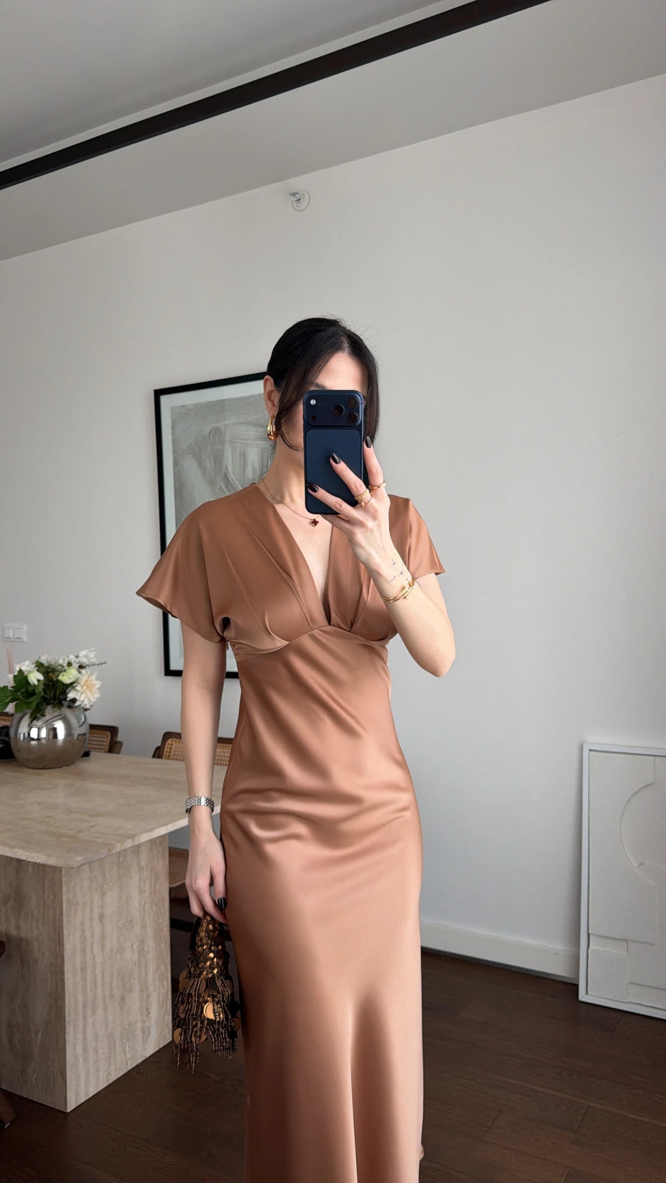 Robe Veloura Caramel femme, longue, satinée, décolleté drapé profond, manches fluides