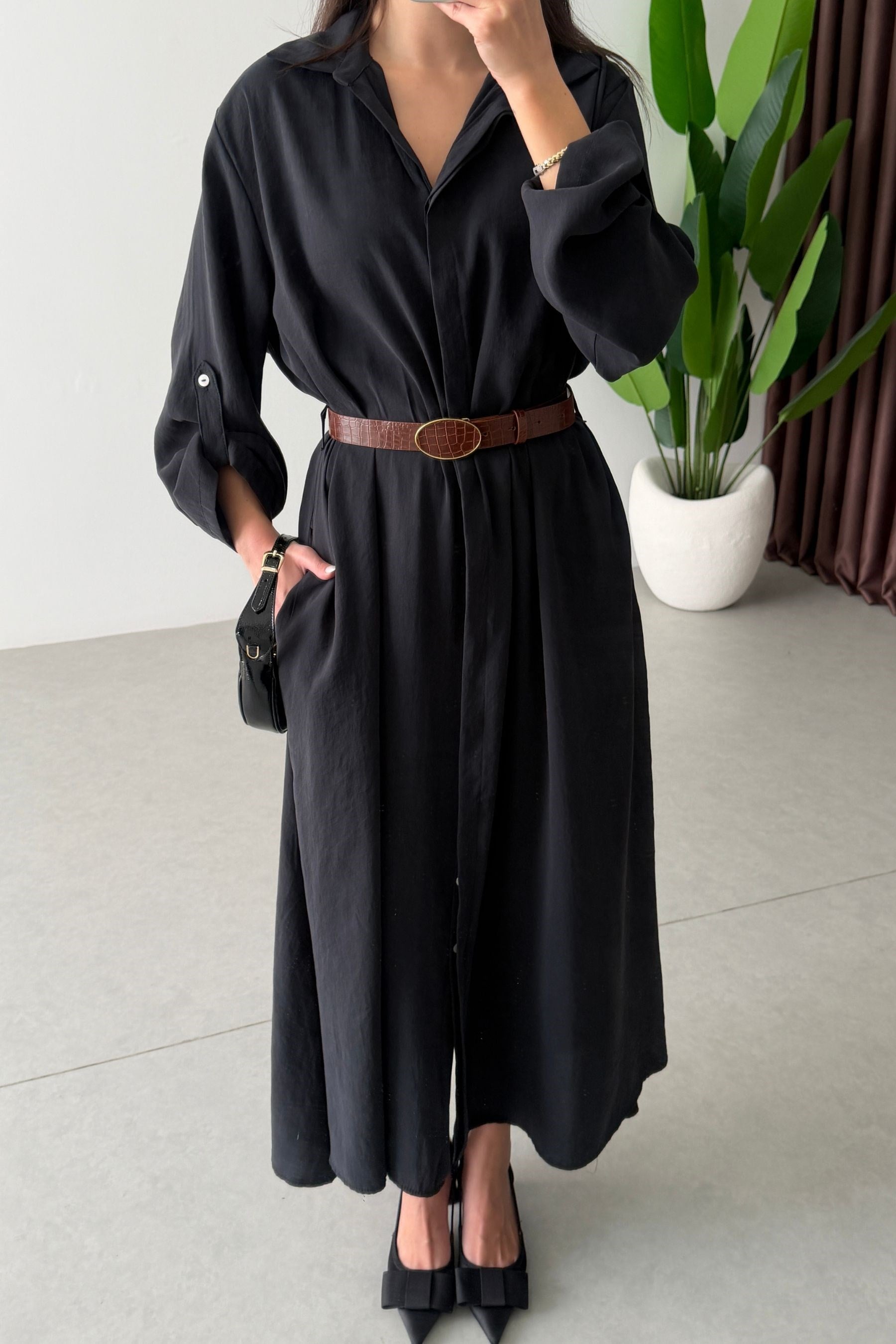 Robe Noir d’Ambre femme, coupe longue et aérienne, ceinture fine, design minimaliste