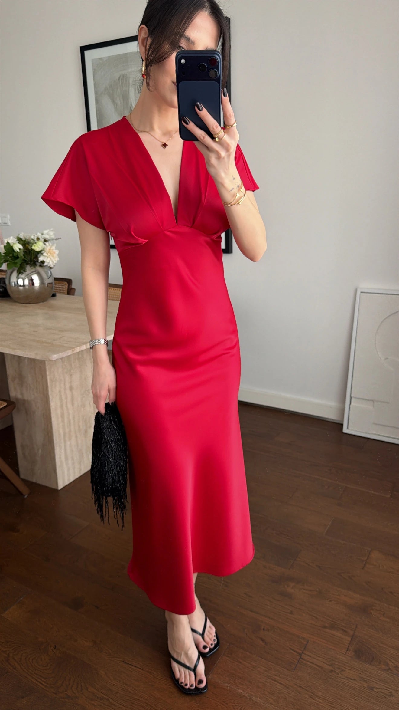 Robe Scarlett Satin femme, rouge lumineux, décolleté drapé, manches fluides, coupe longue