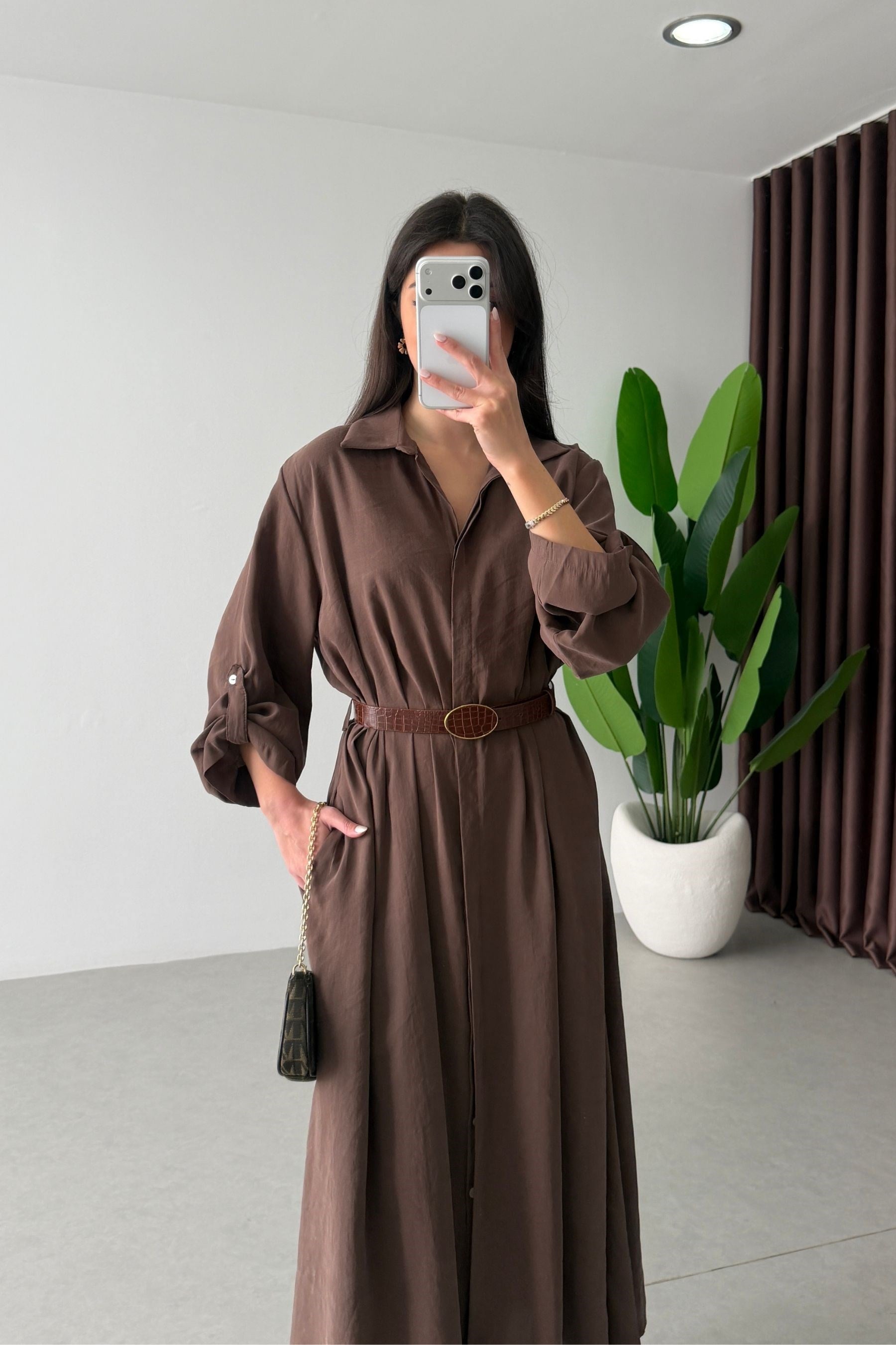 Robe Sienna Mocha femme, coupe aérienne, tissu léger, ceinture fine, design minimaliste