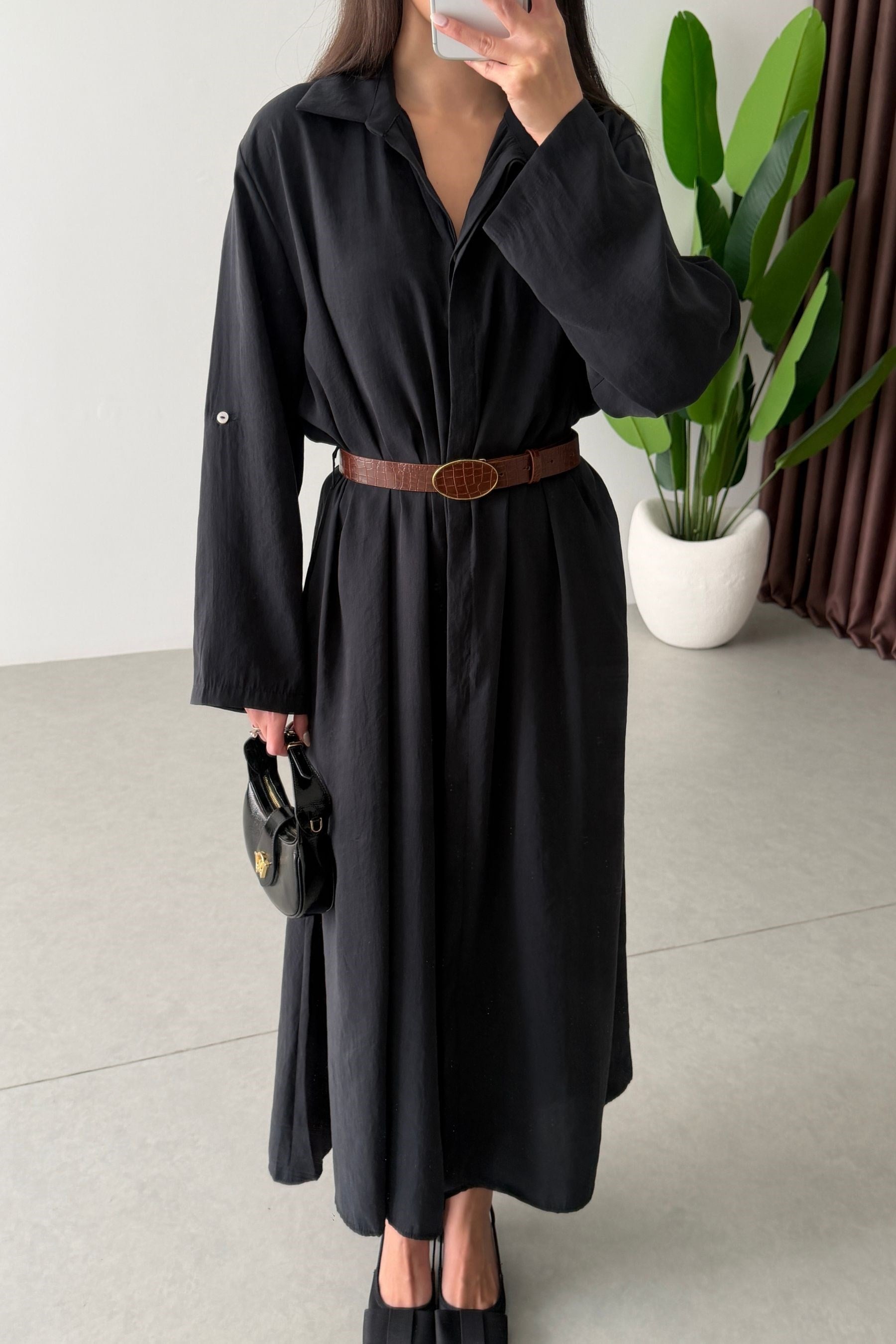 Robe Noir d’Ambre femme, coupe longue et aérienne, ceinture fine, design minimaliste
