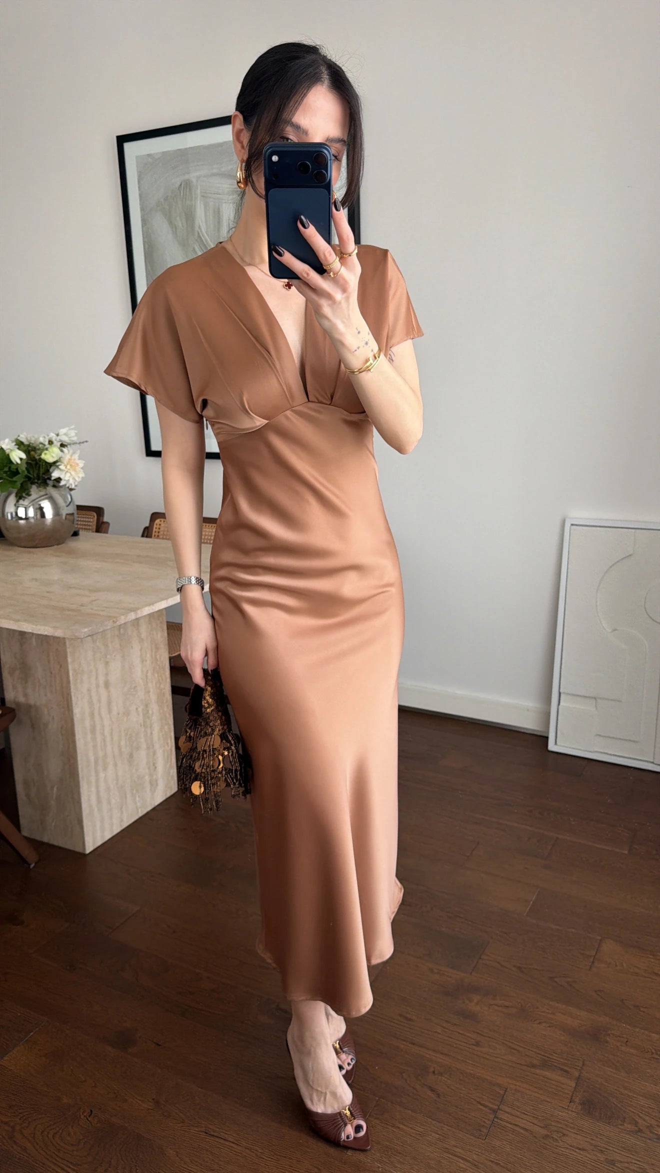 Robe Veloura Caramel femme, longue, satinée, décolleté drapé profond, manches fluides