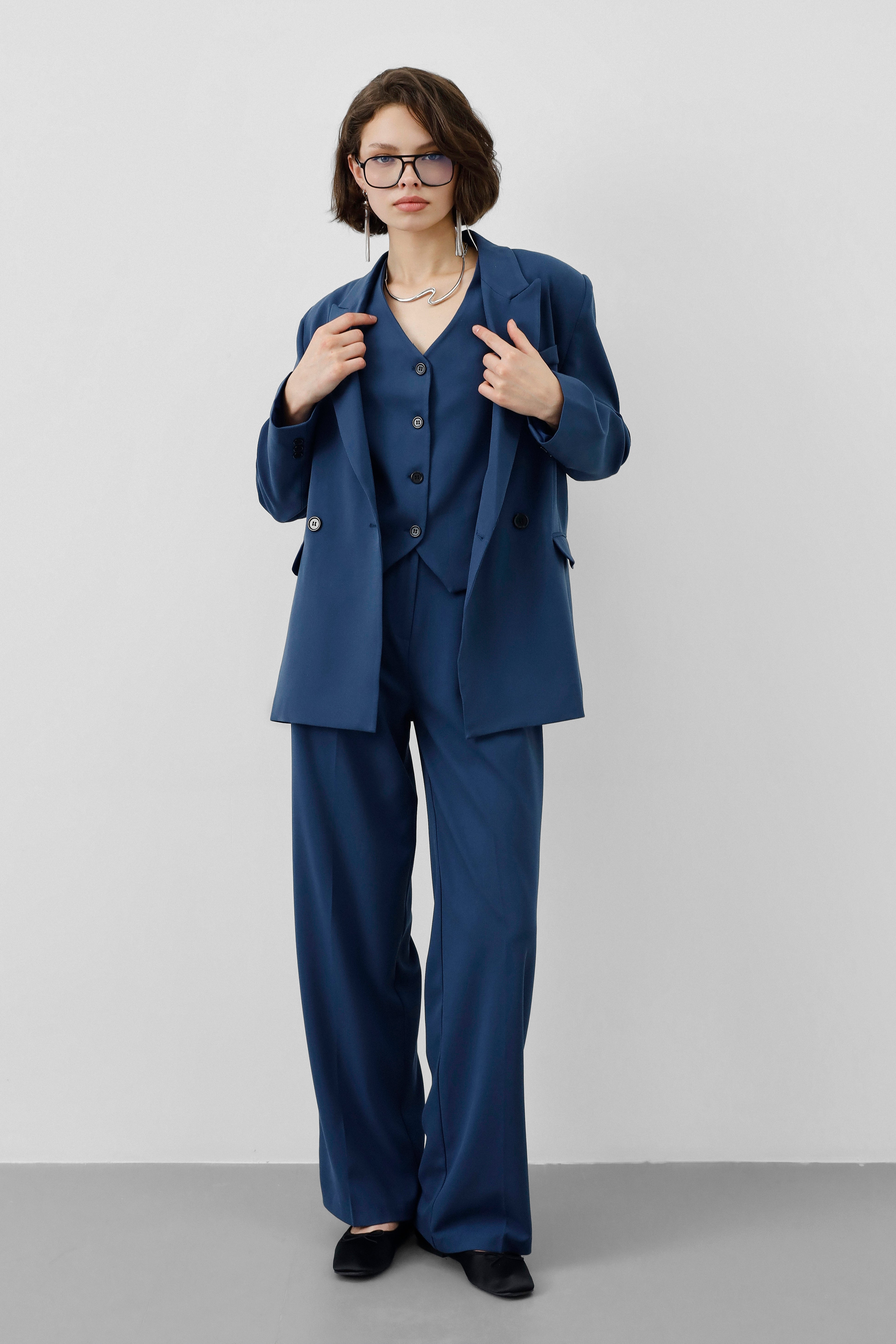 Ensemble Stockholm Bleu Nordique femme, 3 pièces, blazer oversize, gilet cintré, pantalon fluide, bleu nordique, structuré, élégant