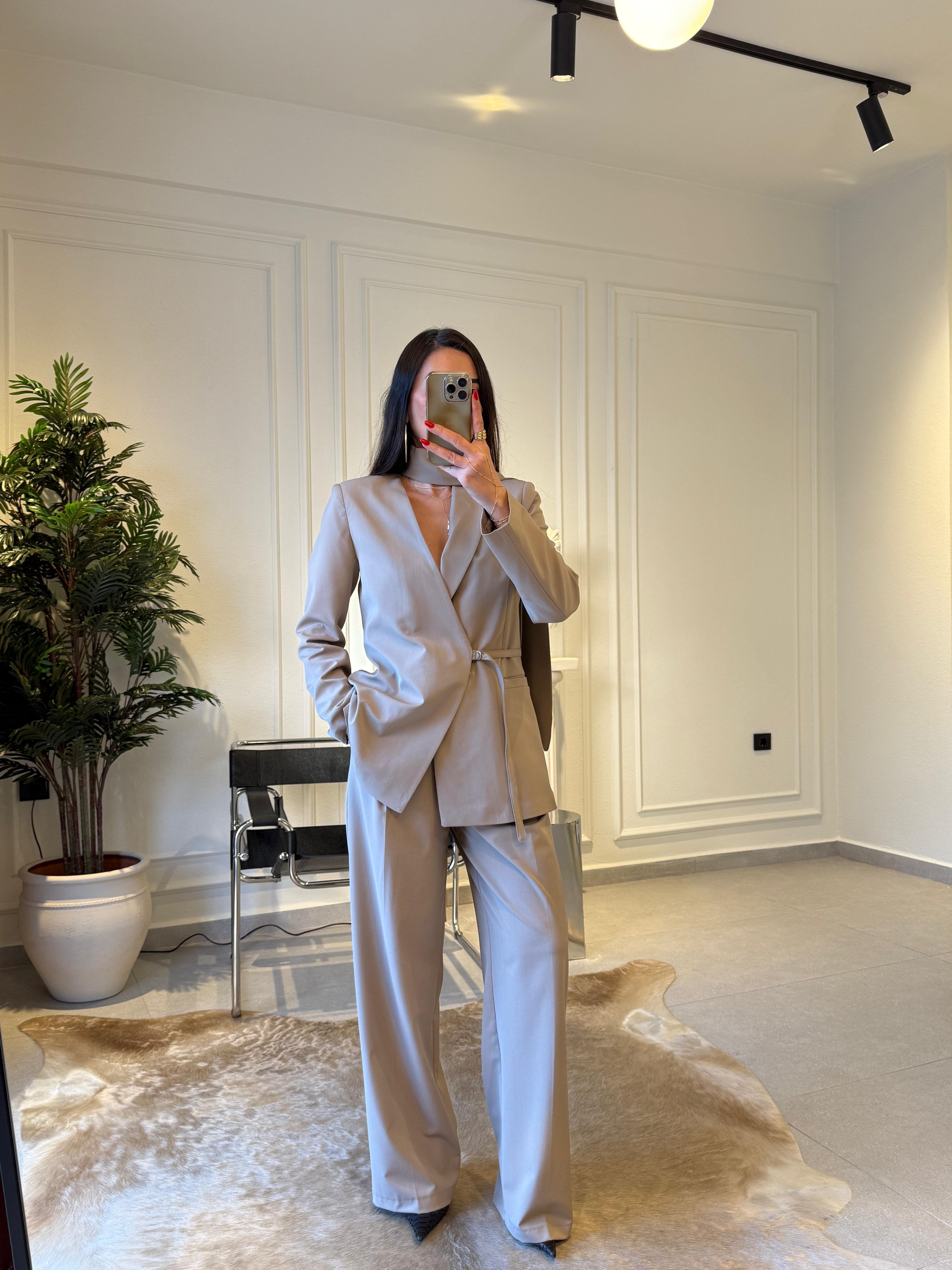Ensemble tailleur femme Sable Signature, veste asymétrique à nouer, pantalon wide leg, style chic et minimaliste
