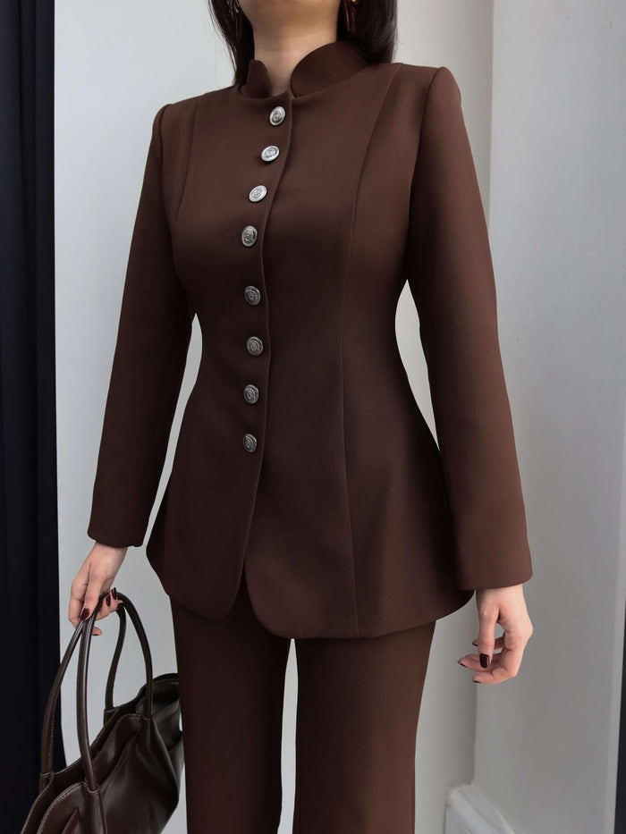 Ensemble Héritage femme espresso, tailleur veste structurée col officier avec boutons bijoux argentés et pantalon droit