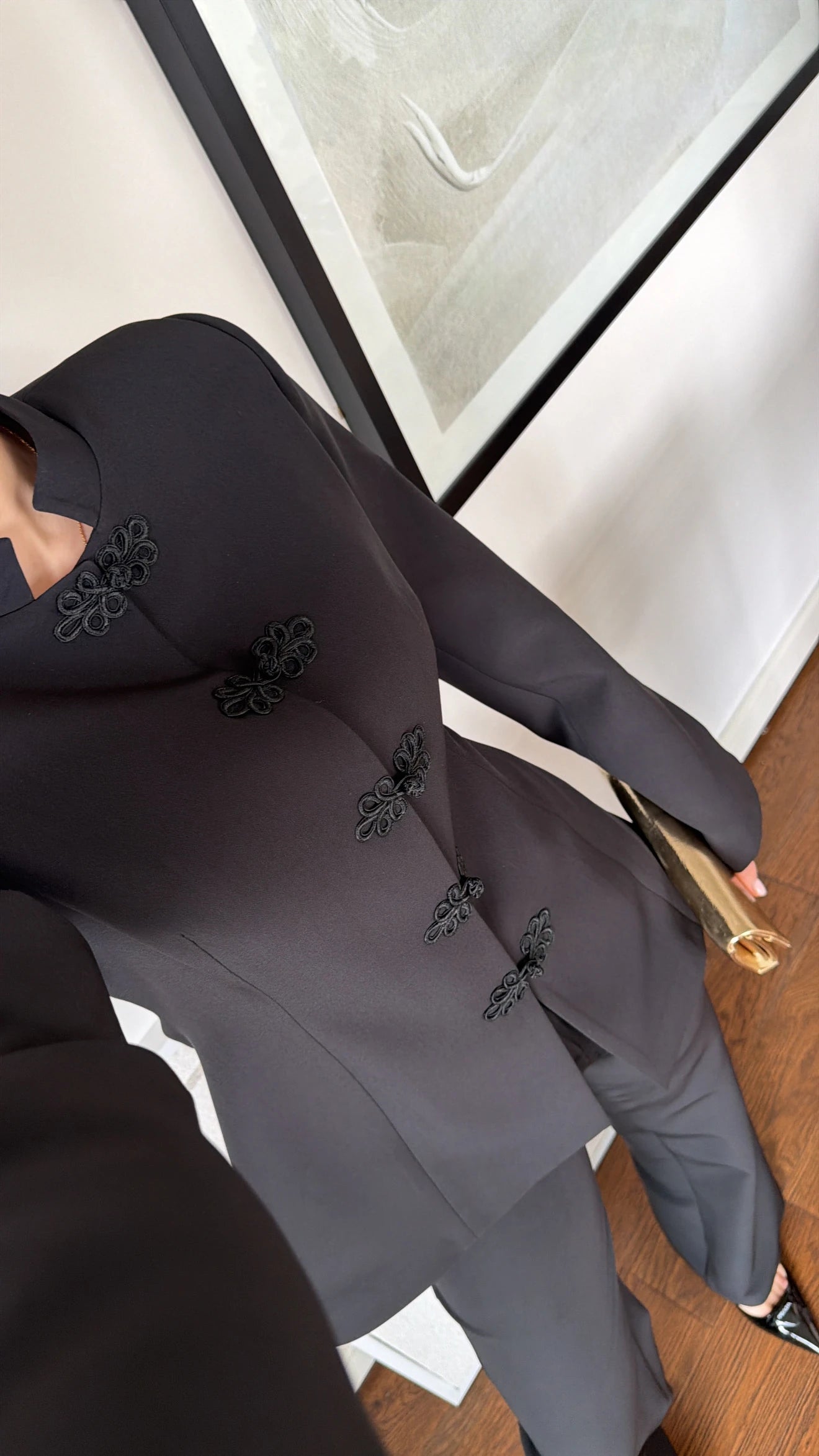 Ensemble Impérial Noir femme, tailleur veste cintrée col montant avec détails couture orientaux et pantalon fluide