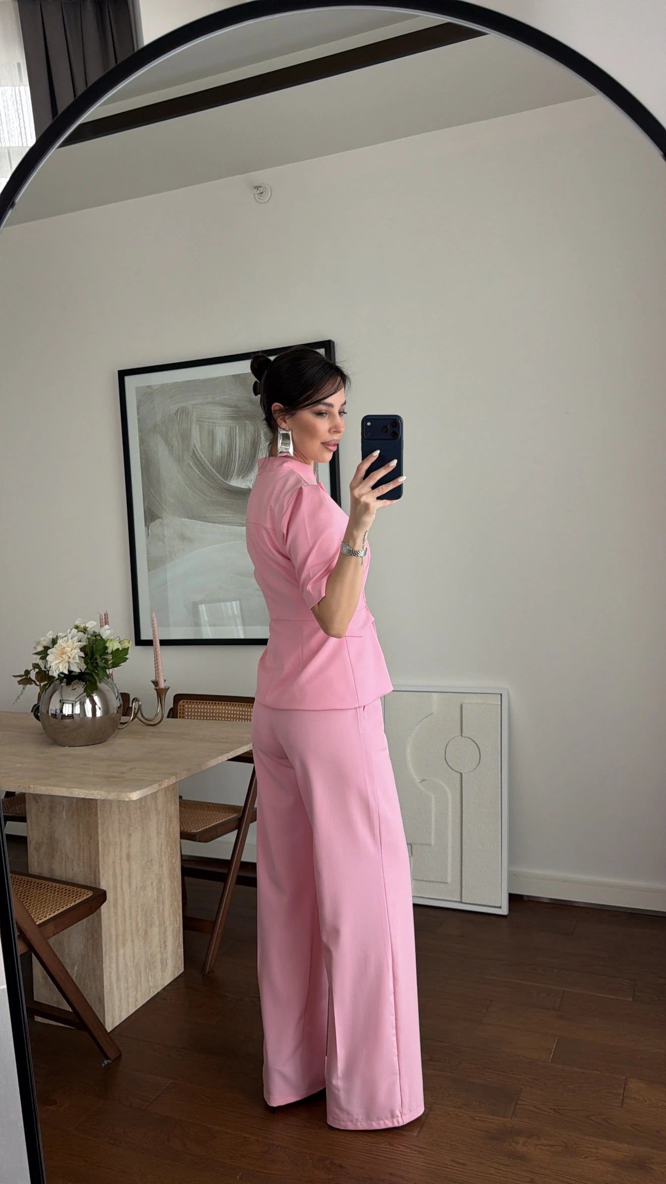 Ensemble tailleur femme Pink Aura, veste ajustée col montant, manches courtes structurées, pantalon wide leg