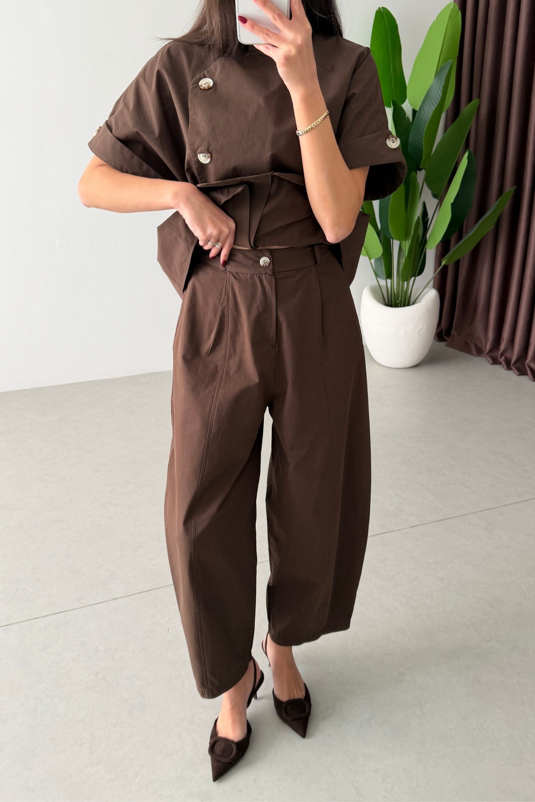 Ensemble Sienna Atelier femme, veste structurée col montant, pantalon ample, brun cacao, boutons contrastés, taille marquée