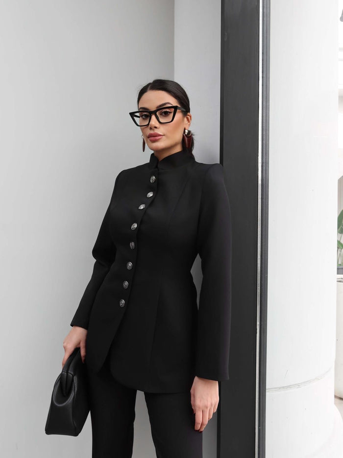 Ensemble Majesté Noire femme, tailleur veste cintrée col officier avec boutons bijoux argentés et pantalon droit