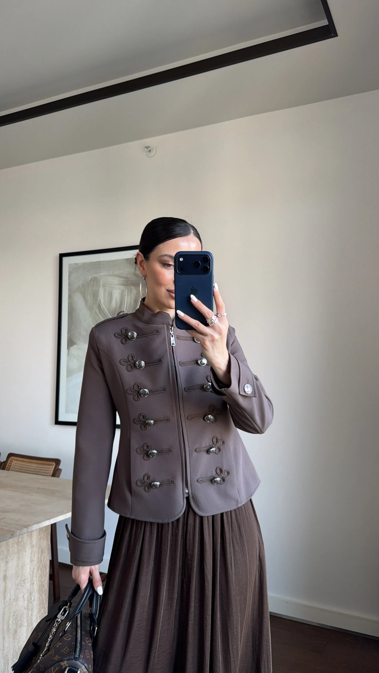 Veste Héritage Espresso femme, blazer cintrée col montant, détails de fermeture façon bijou