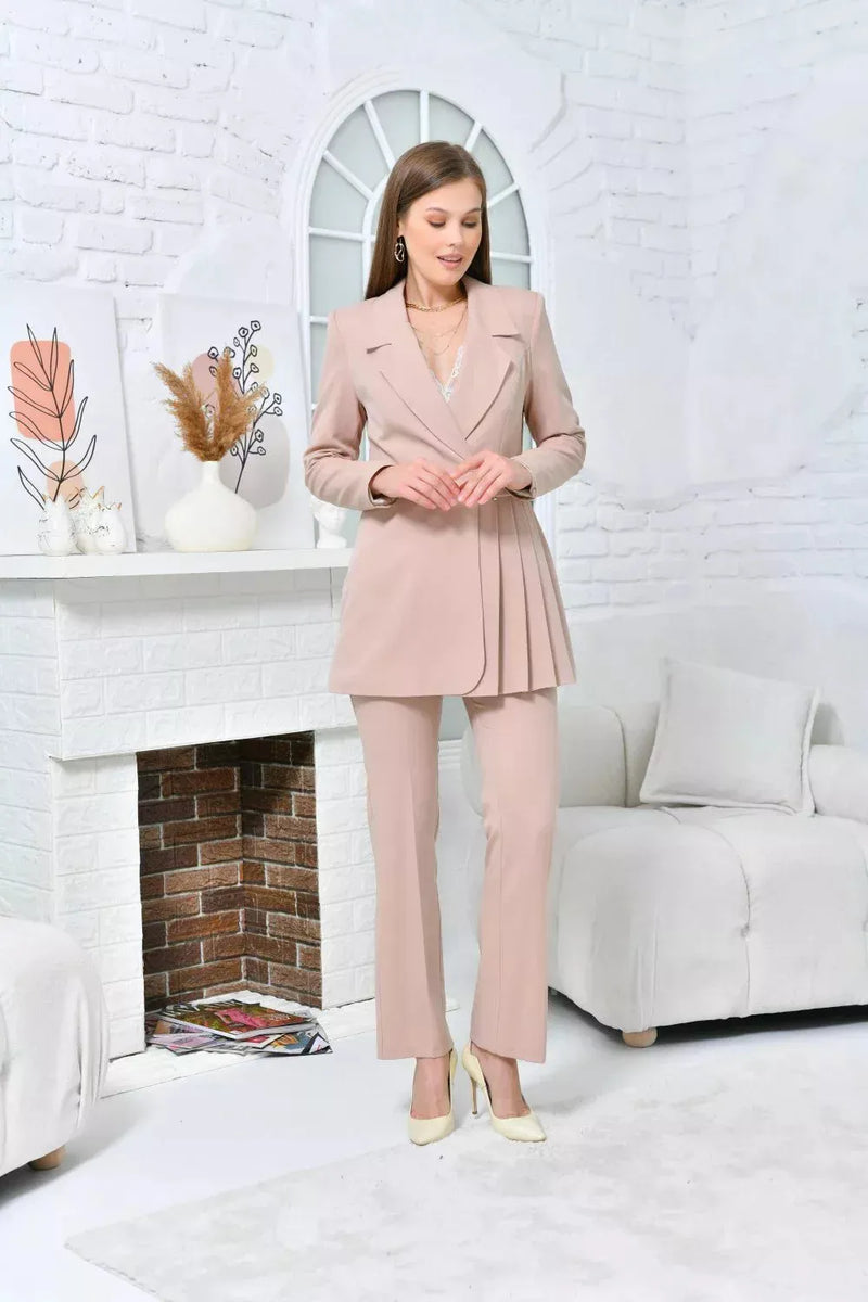 Costume beige avec fermeture en épingle