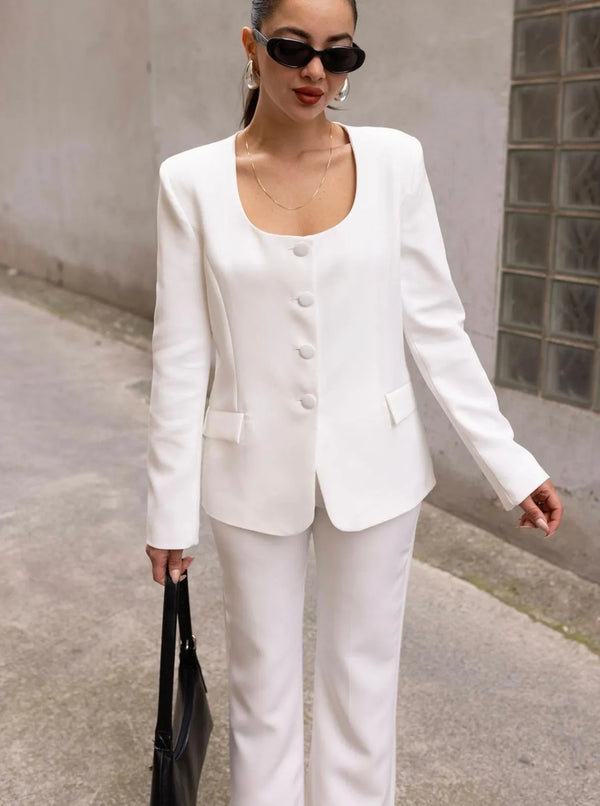 Ensemble tailleur blanc / veste boutonnée à encolure ronde