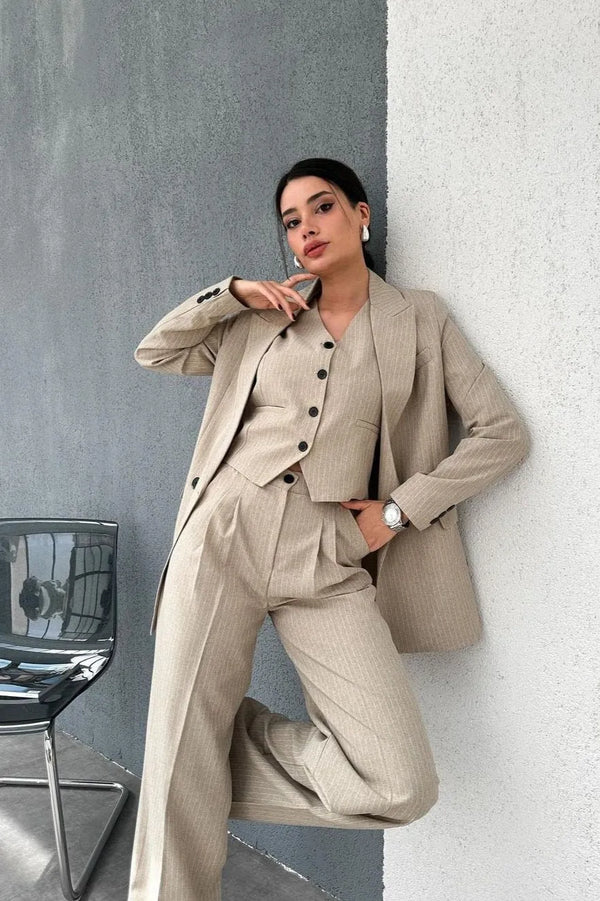 Ensemble tailleur en lin Tailleur femme oversize Tailleur en lin coupe ample Veste en lin oversize Pantalon en lin femme Ensemble tailleur été Tenue décontractée chic Tailleur lin pour femmes Look oversize féminin Mode estivale femme Tailleur léger pour femmes Ensemble décontracté femme Tailleur ample en lin Vêtements en lin femme Tailleur tendance 2024 Tenue casual chic femme Tailleur respirant pour l'été Mode femme confort et style Ensemble lin élégance décontractée Tailleur femme minimaliste