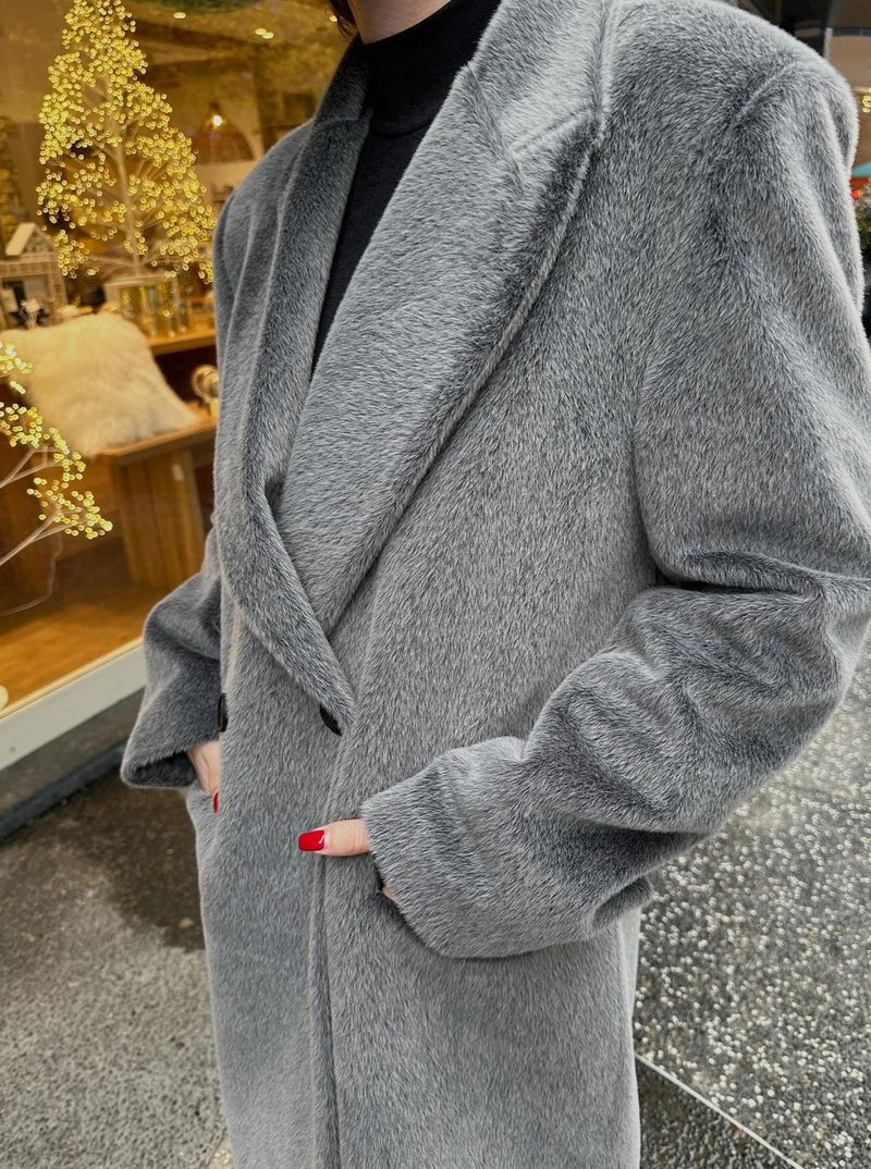 Manteau gris en fourrure à col revers