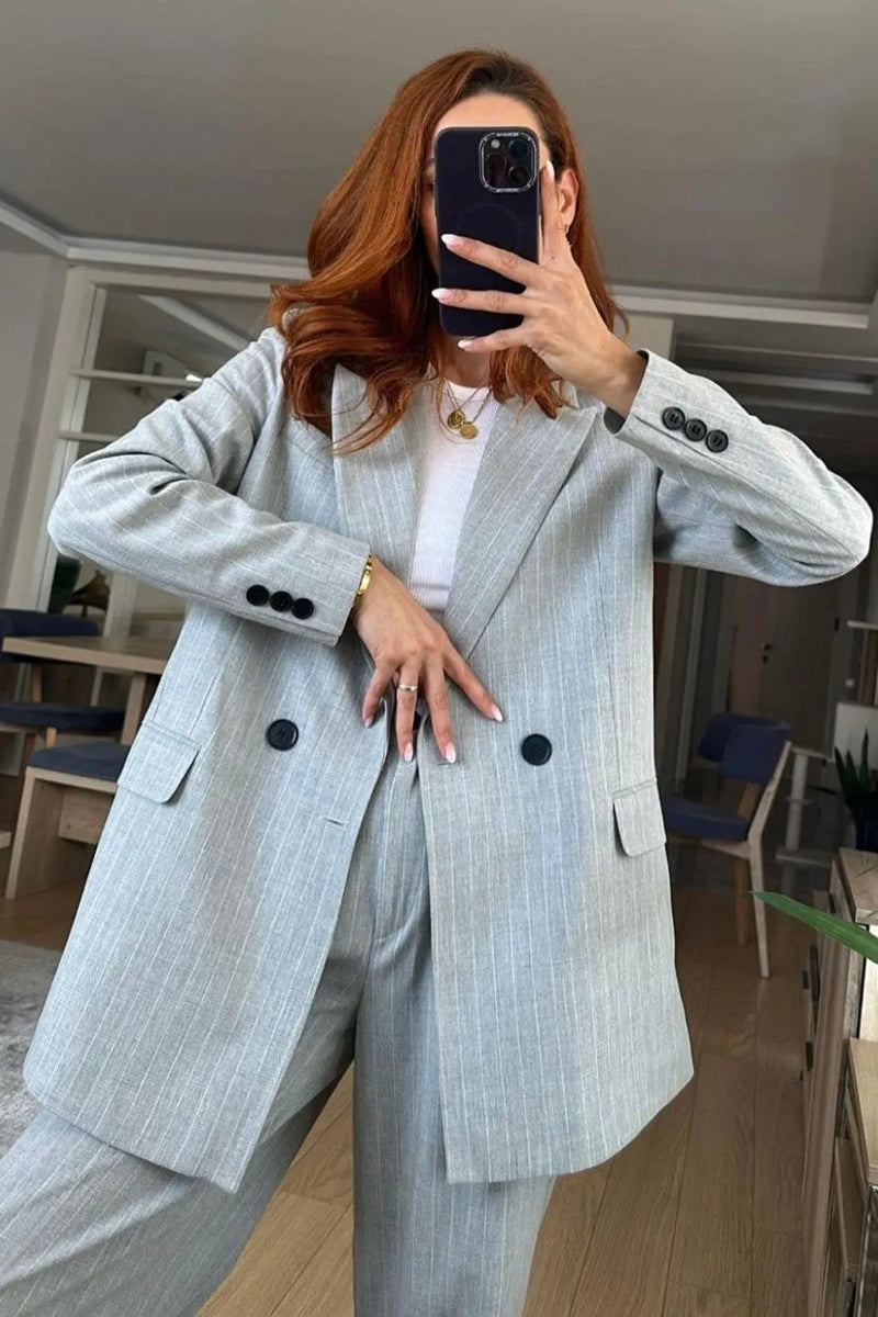 Ensemble tailleur gris clair rayé en blanc