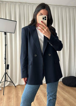 veste tailleur bleu marine femme, veste oversize chic, tailleur féminin, veste tailleur tendance, mode prêt-à-porter femmes, look professionnel féminin, veste tailleur 