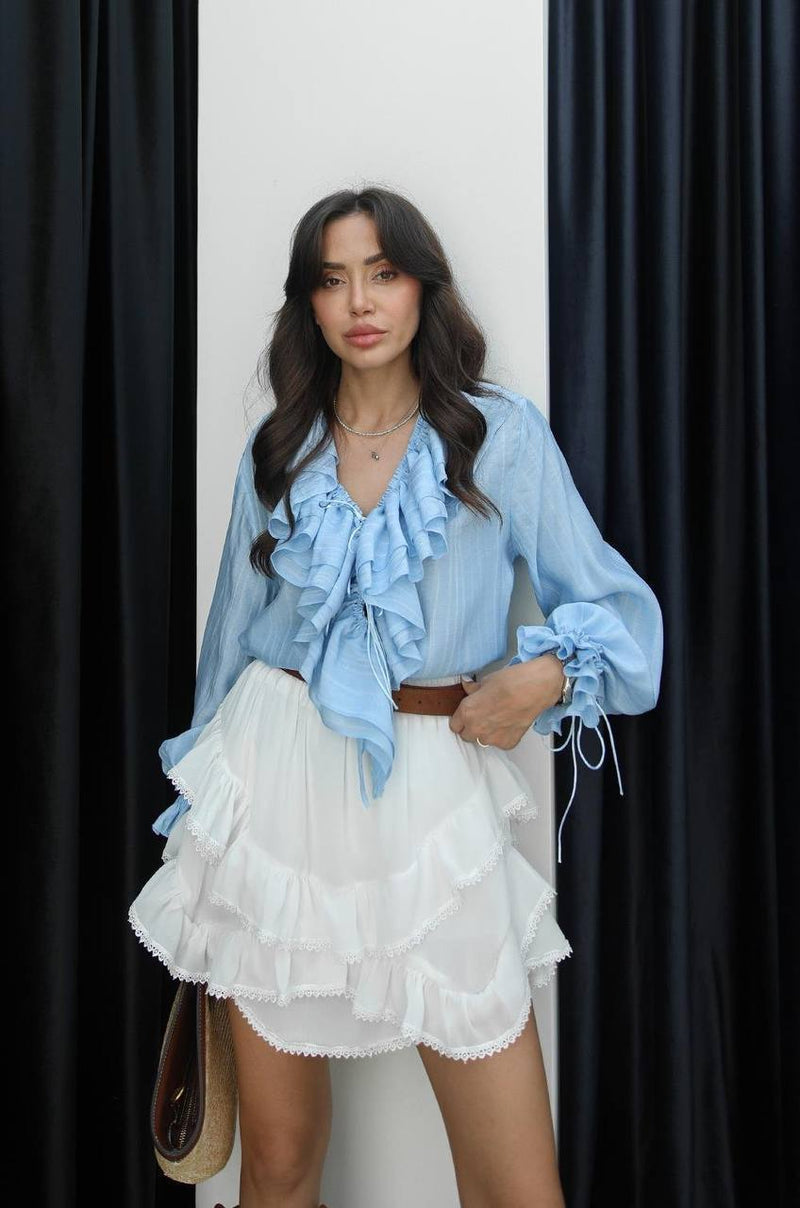 Chemise Bleue Ciel à Volants Élégants