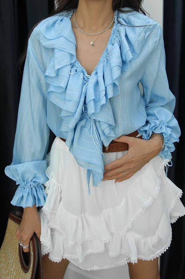 Chemise Bleue Ciel à Volants Élégants