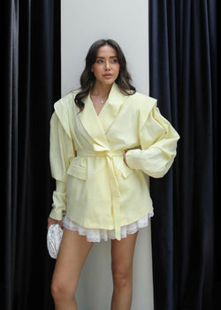 Blazer Ceinturé à Épaules Structurées Jaune