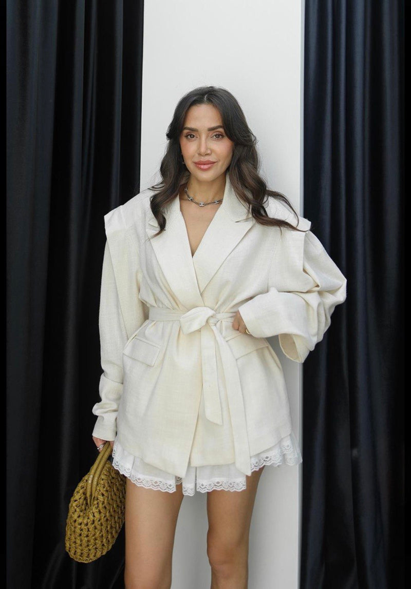 Blazer Ceinturé à Épaules Structurées – Blanc Cassé