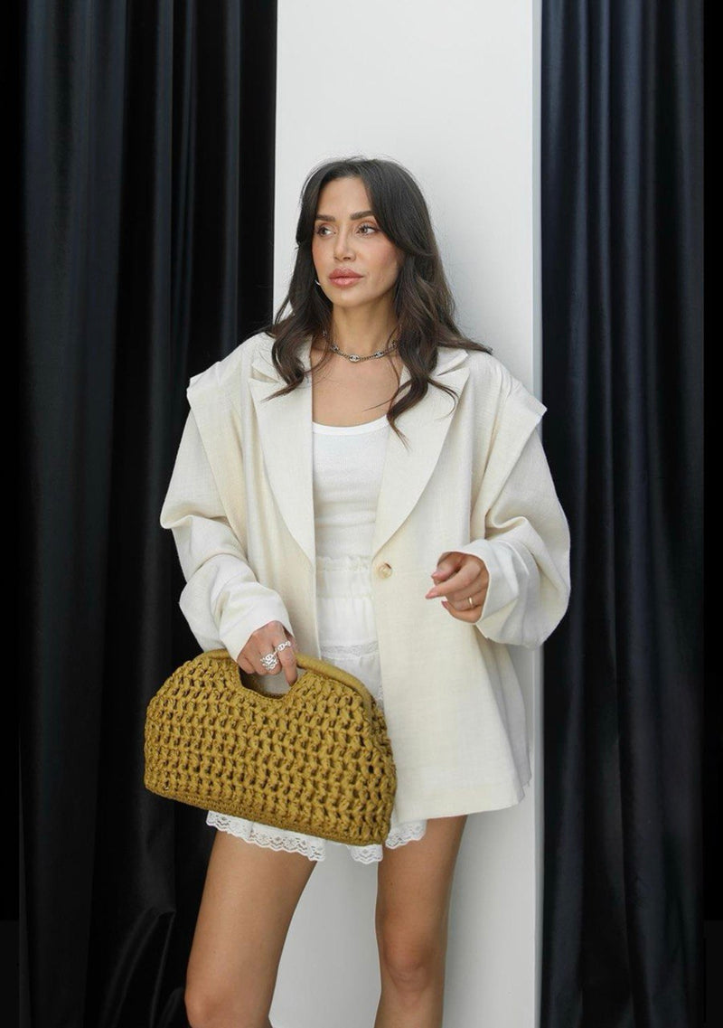 Blazer Ceinturé à Épaules Structurées – Blanc Cassé