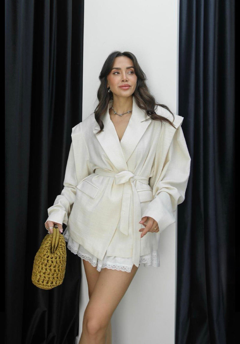 Blazer Ceinturé à Épaules Structurées – Blanc Cassé