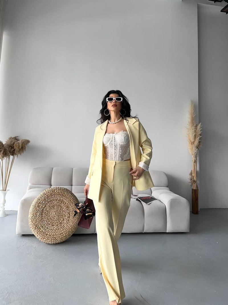 Ensemble Tailleur Jaune clair – Blazer Doublé & Pantalon Palazzo