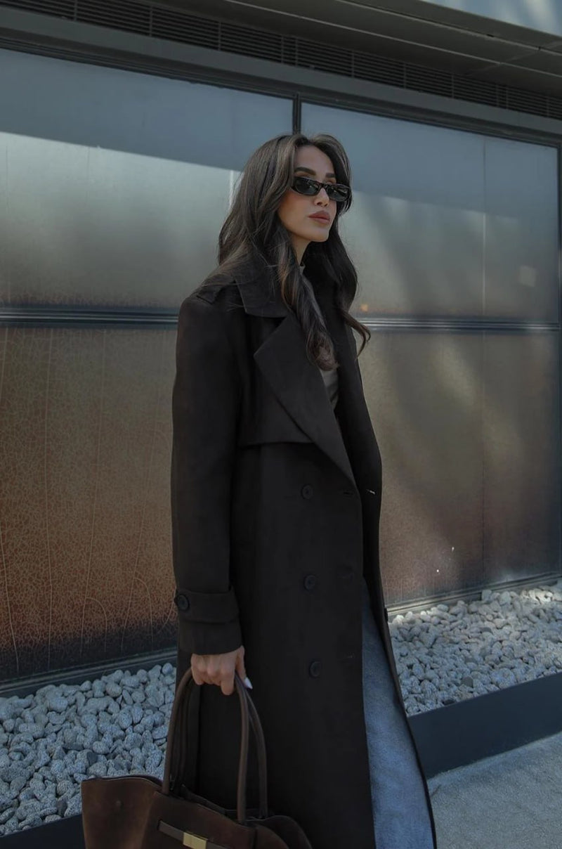 Trench-coat en suédine marron avec ceinture