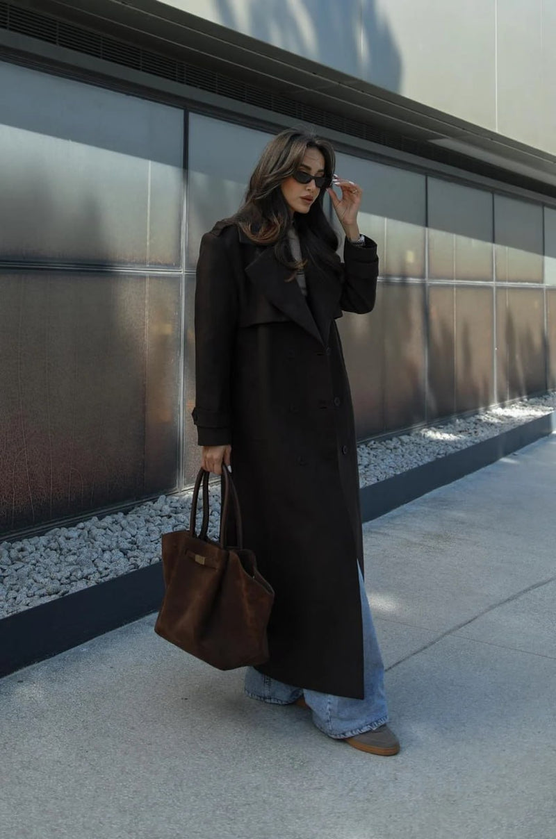 Trench-coat en suédine marron avec ceinture