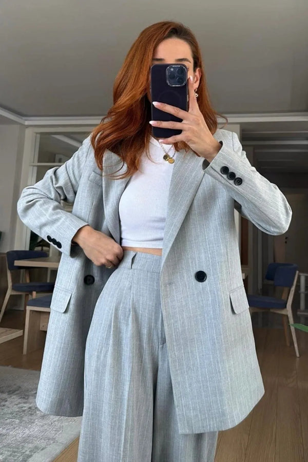 Ensemble tailleur gris clair rayé en blanc