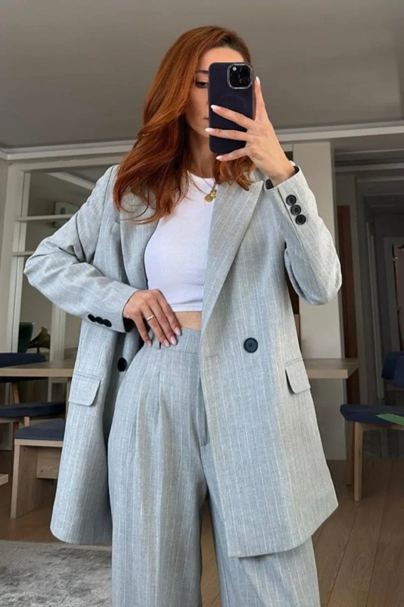 Ensemble tailleur gris clair rayé en blanc