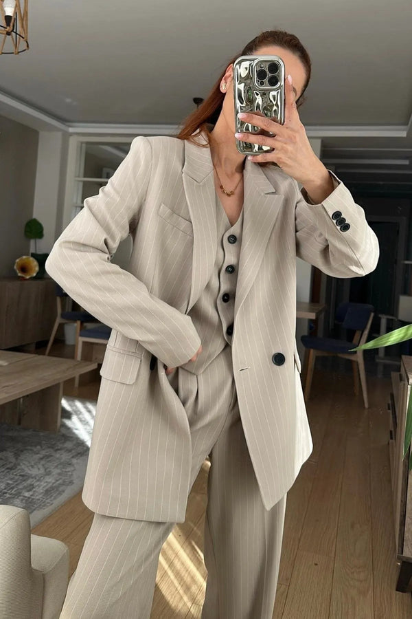 Ensemble tailleur rayé nude / 3 pièces