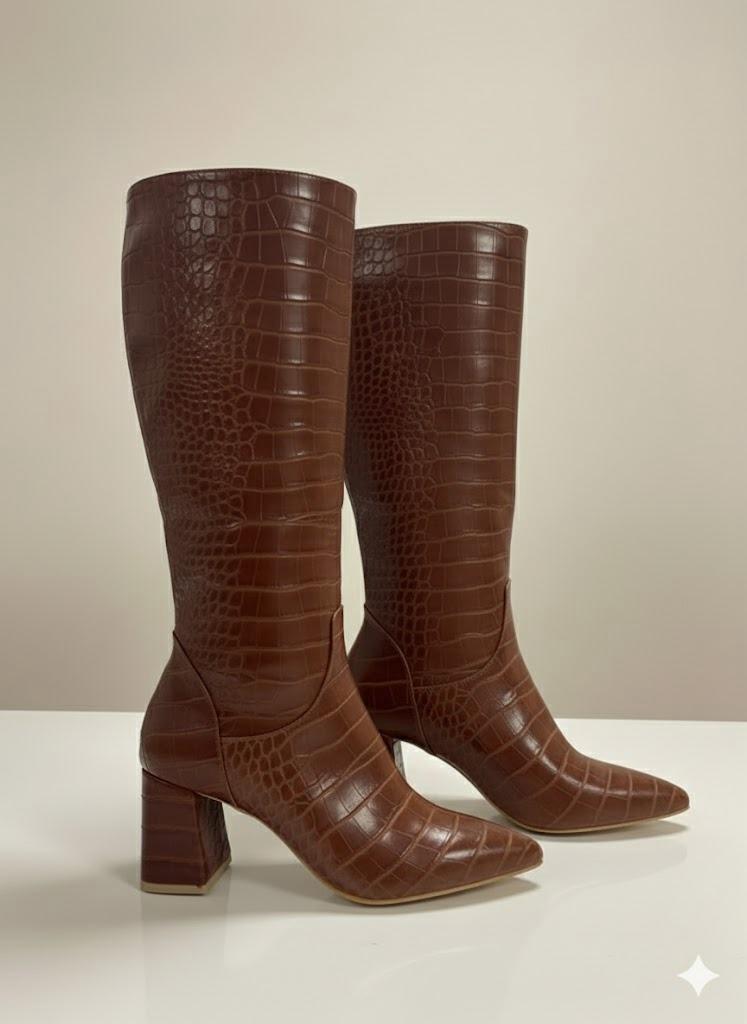 Bottes Hautes Marron Cognac Croco – Talon Carré Stable & Chic
