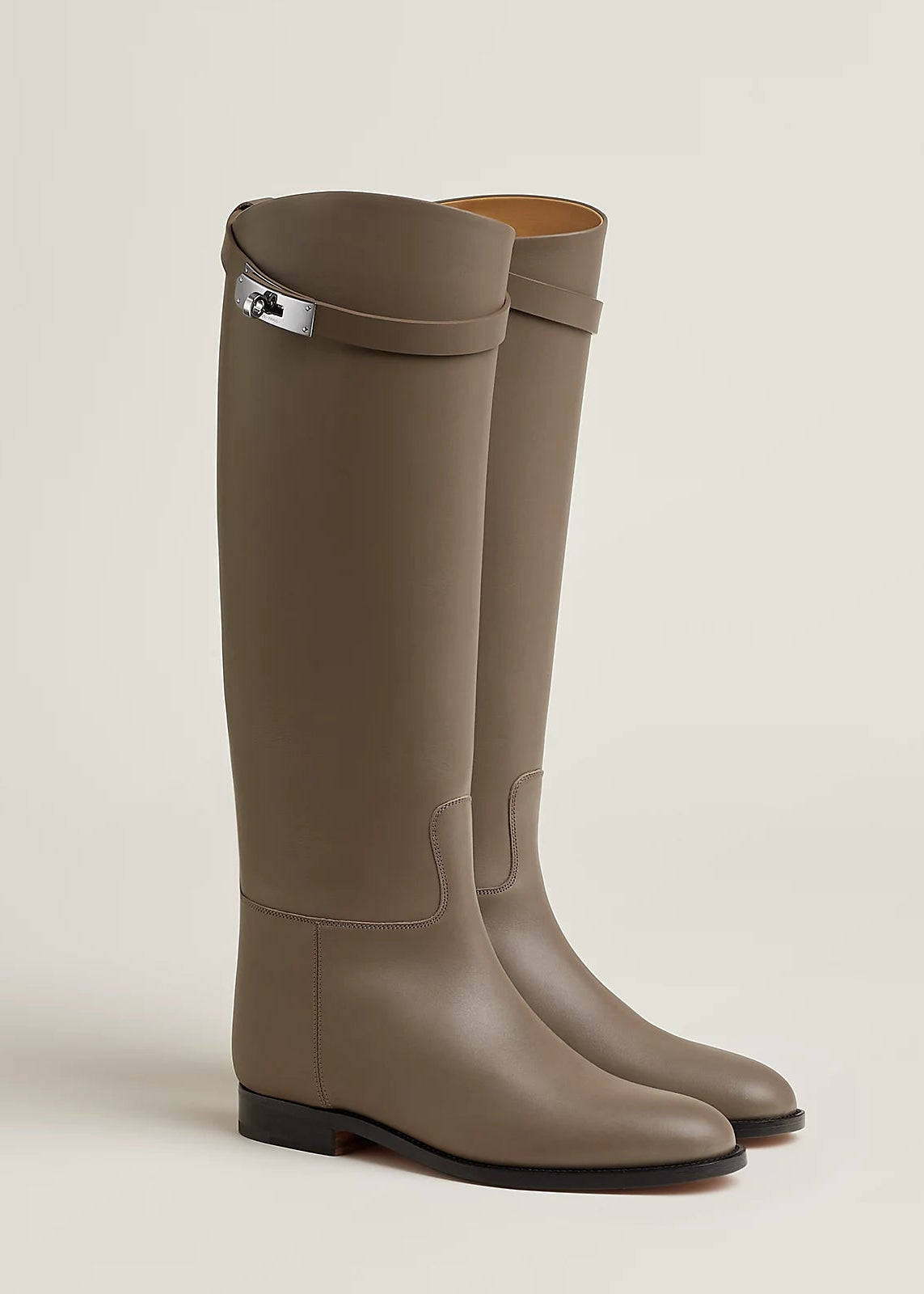  bottes hautes, bottes cuir, bottes femme, bottes marron-gris, bottes taupe, bottes plates, bottes élégantes, chaussures femme, mode automne hiver, luxe, qualité, intemporel, botte cavalière