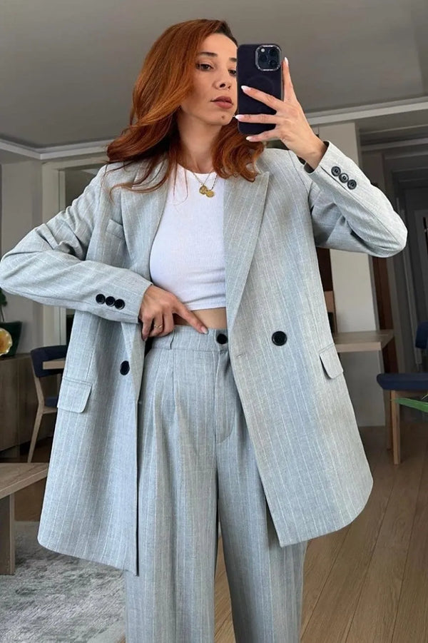 Ensemble tailleur gris clair rayé en blanc