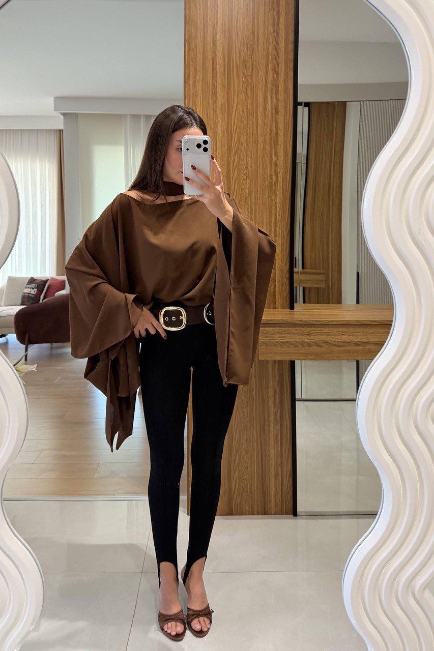 Type de produit : Chemisier cape, blouse fluide, top ample, chemisier asymétrique (si applicable), tunique femme.
Style : Élégant, chic, sophistiqué, moderne, tendance, bohème chic, décontracté chic, tenue de soirée, look professionnel (avec les bons accessoires).
Couleur : Marron, chocolat, marron glacé, bicolore, contrastant.
Caractéristiques : Coupe fluide, manches chauve-souris (ou larges), col châle, col superposé, détail de nouage, drapé élégant, ceinture non incluse (si c'est le cas).
Matière (suppos