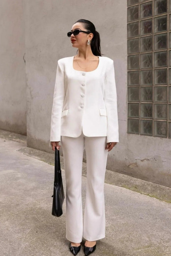 Découvrez notre ensemble tailleur pour femme, mettant en vedette une veste boutonnée à encolure ronde pour une touche de sophistication classique. Cet ensemble allie style et élégance, avec une veste soigneusement conçue qui présente une encolure ronde flatteuse et des boutons délicats. La veste offre une silhouette structurée