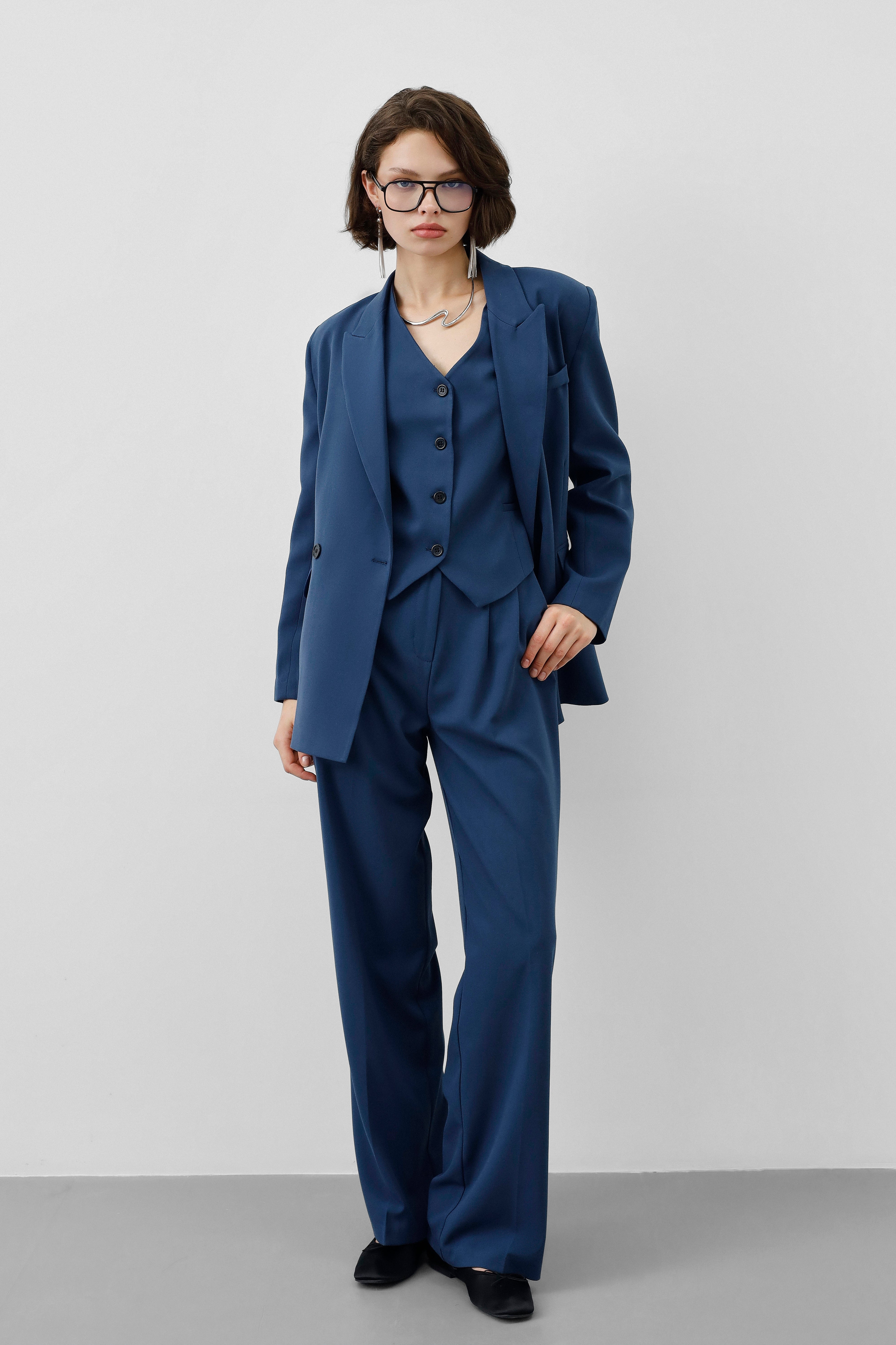 Ensemble Stockholm Bleu Nordique femme, 3 pièces, blazer oversize, gilet cintré, pantalon fluide, bleu nordique, structuré, élégant
