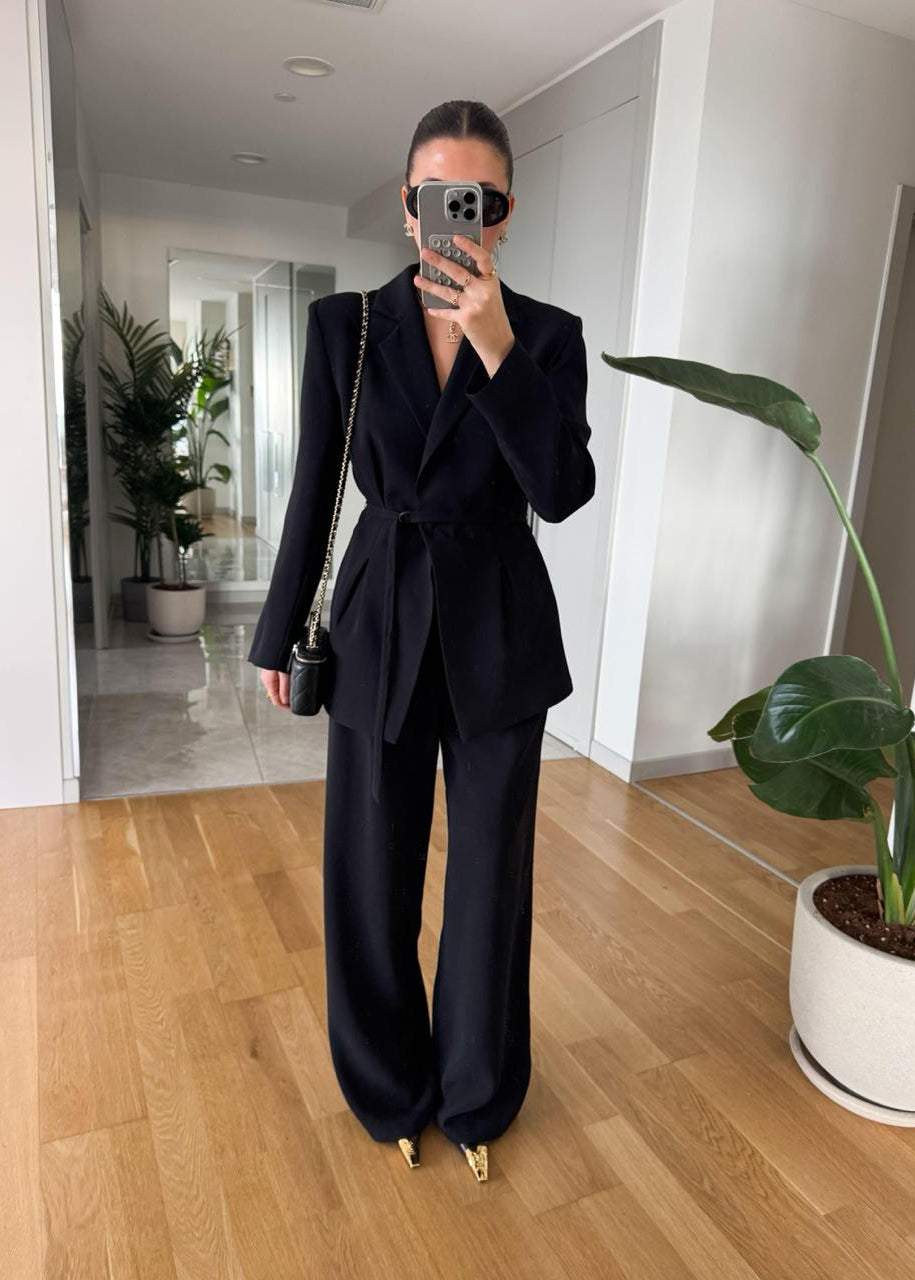 Ensemble Tailleur Noir – Blazer Cintrée Ceinturée & Pantalon Fluide Taille Haute